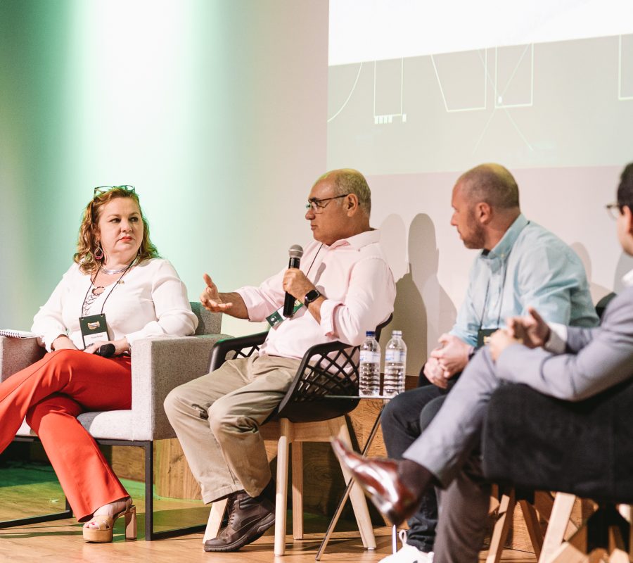 Presentes no painel de ESG do CDA Summit, a chefe-geral da EMBRAPA Meio Ambiente, Paula Packer, o engenheiro agrônomo Roberto Malimpence e o engenheiro florestal Gabriel Buzzo